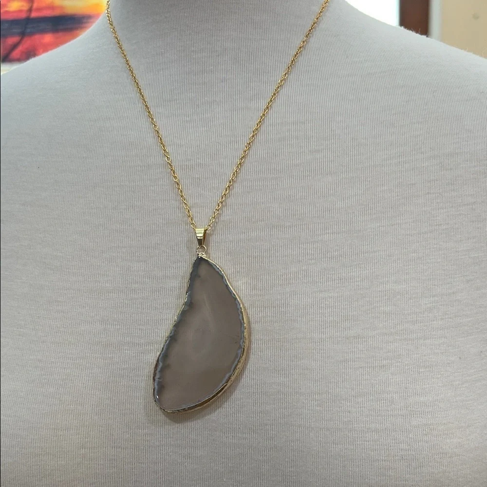 Elegant Gold and Creamy Brown Agate Pendant Necklace